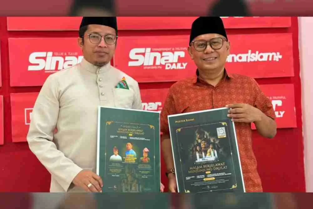 Angah Sunan (kiri) dan Shahril Nizam ketika mengadakan kunjungan ke Kompleks Karangkraf, di sini pada Rabu.