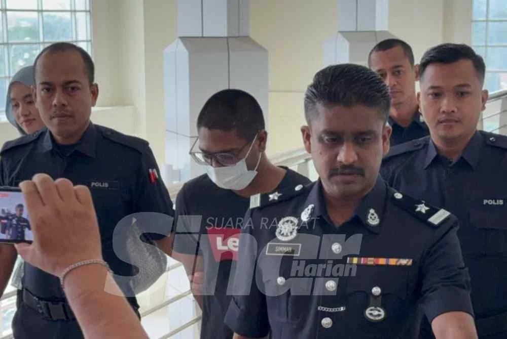 Saktygaanapathy (dua dari kiri) memakai baju-T berwarna hitam dan mengenakan pelitup muka dibawa ke Mahkamah Majistret Klang pada Rabu.