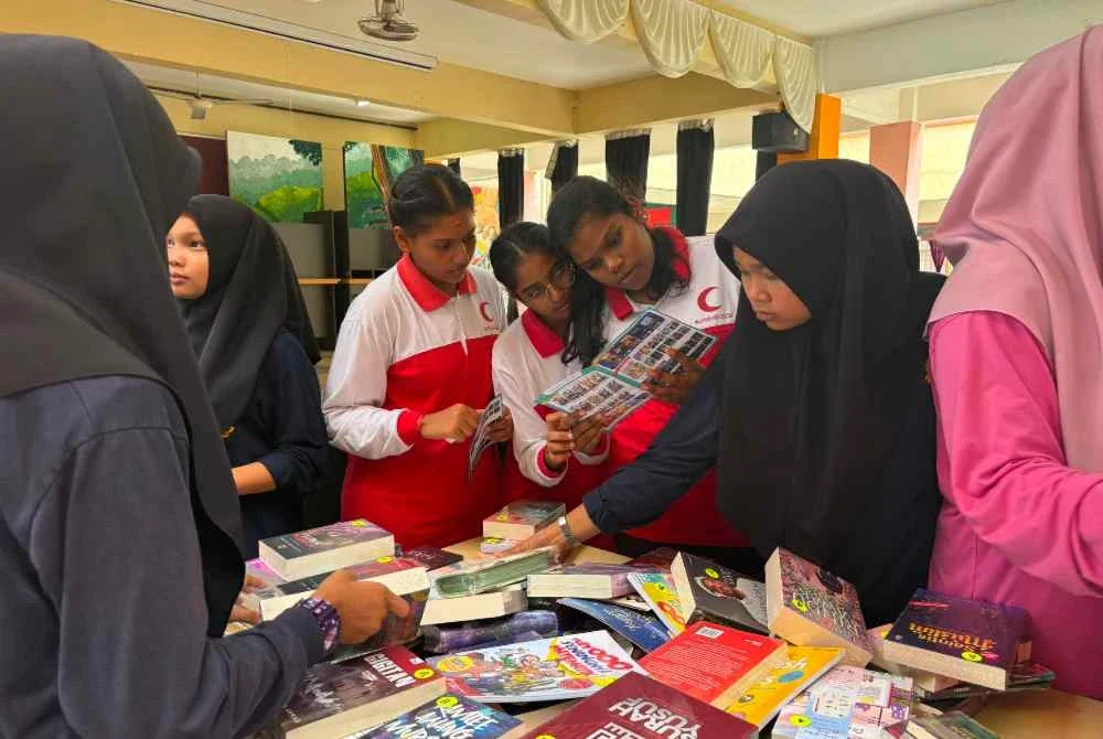 Pelajar SMK Bidor memilih buku untuk dimiliki menerusi penebusan Baucar Buku Madani.