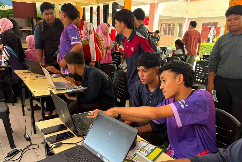 Pelajar SMK Bidor membuat penebusan Baucar Buku Madani di sekolah berkenaan pada Rabu.