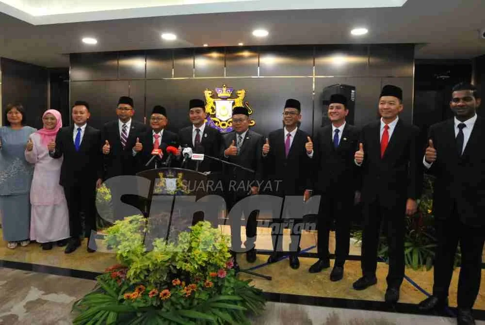 Onn Hafiz (tengah) bersama barisan Timbalan Exco yang dilantik.