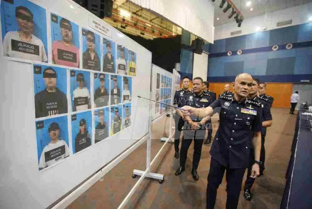Shazeli menunjukkan antara tangkapan warga asing dalam serbuan pusat panggilan di sekitar Kajang dan Serdang baru-baru ini. Foto: SINAR HARIAN/ROSLI TALIB
