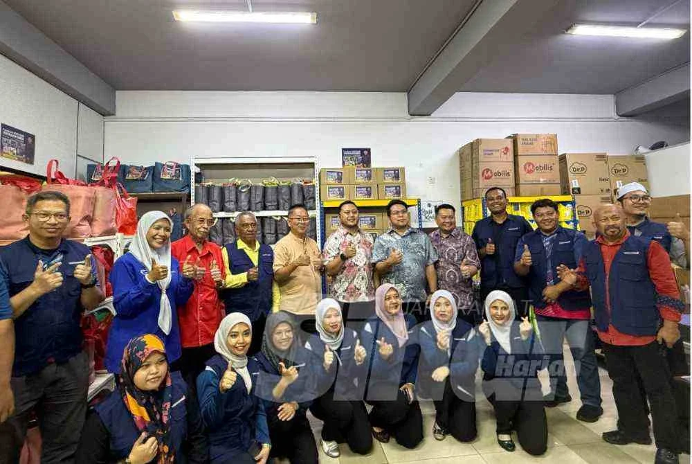 Mohd Ridhwan (tengah) bersama jawatankuasa serta rakan penyumbang Foodbank DMDI. Foto: Sinar.