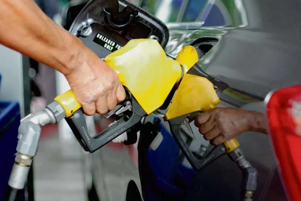 RON97, RON95 tanpa subsidi naik 20 sen, diesel meningkat 35 sen bermula Khamis RON97, RON95 tanpa subsidi naik 20 sen, diesel meningkat 35 sen bermula Khamis