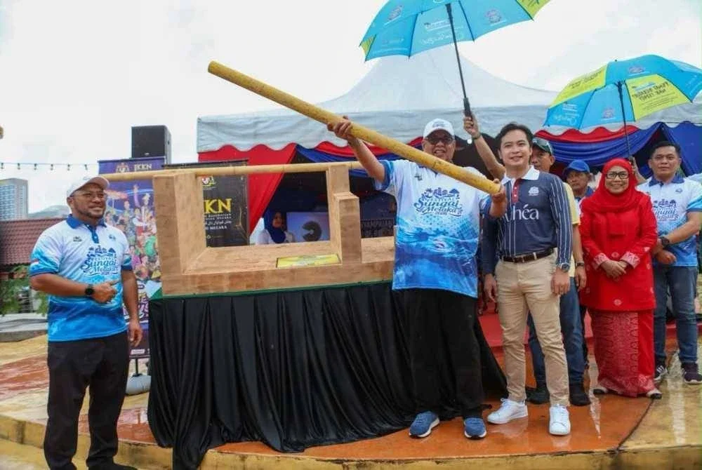 Ab Rauf (dua, kanan) bersama replika konda-kondi terbesar menerima pengiktirafan MBOR.