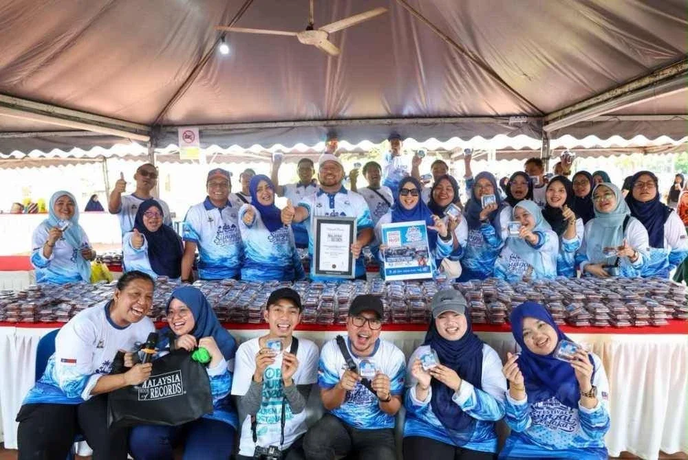 Festival Sungai Melaka 2026 mencipta sejarah apabila meraih dua pengiktirafan Malaysia Book of Records (MBOR) menerusi penghasilan 10,670 biji kuih keria.