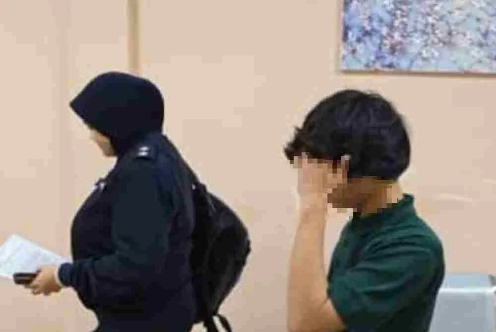 Seorang remaja lelaki direman bagi membantu siasatan berhubung penemuan seorang bayi perempuan yang dipercayai ditinggalkan di kawasan semak berhampiran sebuah rumah di Kampung Jawa, pada Selasa.