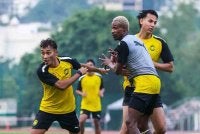 Hadi (kanan) ketika sesi persiapan dan latihan Harimau Malaya menjelang kempen Piala ASEAN 2026 di Stadium UM Arena. FOTO: Malaysia NT 