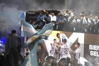 Ketua jurulatih Argentina, Lionel Scaloni (empat dari kiri), melambai bersama anggota pasukan bola sepak kebangsaan Argentina di atas sebuah bas terbuka ketika mereka bergerak menuju ke kem latihan Persatuan Bola Sepak Argentina (AFA) di Ezeiza, Wilayah Buenos Aires, pada 20 Julai 2026, selepas pulang dari Amerika Syarikat susulan kekalahan mereka dalam perlawanan akhir Piala Dunia FIFA 2026.
