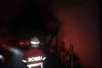 Anggota bomba sedang memadamkan kebakaran sebuah gudang pada Rabu.