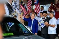 Wan Rosdy (tengah) membuat pelepasan Konvoi MAHA Pahang 2026 dilepas di perkarangan Pejabat Daerah dan Tanah Bera, Bera pada Rabu. Foto FB Wan Rosdy