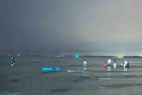  Fenomena cahaya kebiruan atau blue tears yang menghiasi permukaan laut di Pantai Tembeling