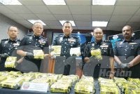 Ab Rahaman (tengah) pada sidang akhbar di IPK Johor pada Rabu.