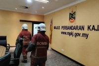Anggota BBP Kajang ketika melakukan pemeriksaan di bangunan MPKJ susulan laporan insiden gegaran pada Rabu. Foto: JBPM SELANGOR