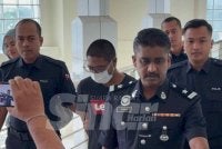 Saktygaanapathy (dua dari kiri) memakai baju-T berwarna hitam dan mengenakan pelitup muka dibawa ke Mahkamah Majistret Klang pada Rabu.