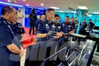 Dennis (tengah) menunjukkan barangan yang dirampas dalam lima serbuan melibatkan pusat panggilan palsu di seluruh Pulau Pinang.