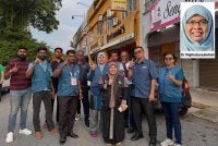 Kumar (tiga dari kiri) menjadi percaturan Pas untuk memperluaskan pengaruh parti khususnya dalam kalangan masyarakat bukan Melayu terutama di DUN Lobak.