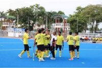 Abd Hamid bersama pemain hoki Sukma Selangor pada perasmian Stadium Hoki MBDK, Pandamaran