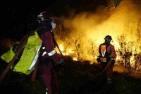 Pasukan bomba bergelut untuk mengawal kebakaran hutan di La Mierla berhampiran Guadalajara yang terletak kira-kira 100 kilometer di utara Madrid. 