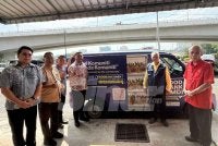 Van Foodbank DMDI yang akan dijadikan pengangkutan utama untuk menghantar kit makanan kepada keluarga memerlukan.