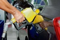 Petrol tanpa subsidi naik 20 sen seliter, manakala diesel naik 35 sen. Gambar hiasan