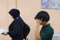 Seorang remaja lelaki direman bagi membantu siasatan berhubung penemuan seorang bayi perempuan yang dipercayai ditinggalkan di kawasan semak berhampiran sebuah rumah di Kampung Jawa, pada Selasa.