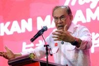 Anwar berucap pada Majlis Makan Malam Perpaduan di Taman Sri Penaga, Sikamat pada Rabu. Foto Bernama 