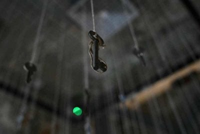 Setiap kunci itu melambangkan sebuah rumah termasuk kediamannya sendiri yang musnah akibat kempen pencerobohan Israel. - Foto AFP