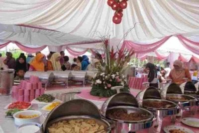 Ulama mengharamkan seseorang menghadiri dan makan di kenduri tanpa jemputan sekiranya diyakini tuan rumah tidak meredainya. Gambar hiasan 