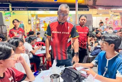Abbas (berdiri, tengah) berkata, sejarah politik negara membuktikan tiada parti yang mampu membentuk kerajaan secara bersendirian tanpa sokongan rakan strategik dalam sesebuah gabungan.