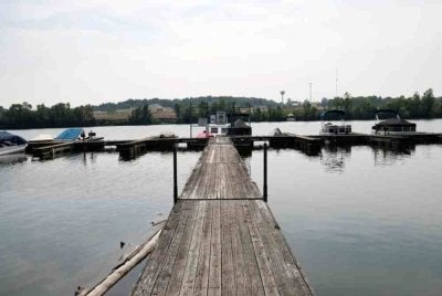 Cubaan menyelamatkan seorang perenang yang sedang bergelut di sebuah sungai di negeri Ohio bertukar tragedi apabila lima individu yang terjun untuk membantu turut ditemukan maut.