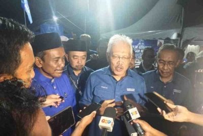 Hamzah ketika ditemui pemberita selepas Program Ceramah Perdana Pengenalan Calon BN-PN Parlimen Tampin di Pusat Daerah Mengundi (PDM) Felda Bukit Rokan, di sini, malam Selasa.