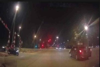 Tangkap layar video tular memaparkan sebuah kereta didakwa melanggar lampu merah sebelum merempuh sebuah motosikal.