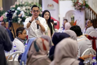 Menteri Pembangunan Usahawan dan Koperasi, Steven Sim berucap pada Majlis Perhimpunan Bersama Warga dan Agensi Kementerian Pembangunan Usahawan dan Koperasi Negeri Sembilan 2026 di Dewan Pekerti pada Selasa. Foto Bernama
