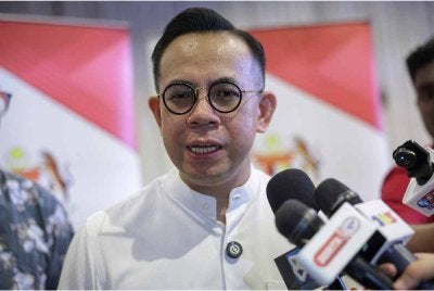 Menteri Pembangunan Usahawan dan Koperasi Steven Sim. Foto Bernama 