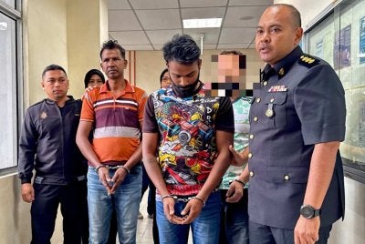 Muhammad Anwar (depan) dan Md Roshidul (dua dari kiri) mengaku bersalah membuat urusan jual beli minyak masak peket seberat 1kg pada 19 Julai lalu.