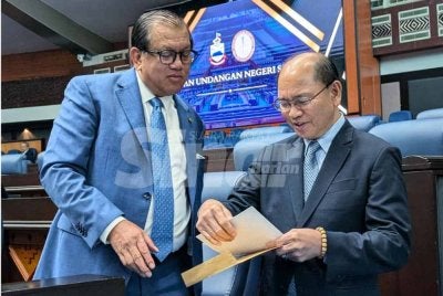 Madius (kanan) bersama Jonistin semasa menghadiri sidang DUN Sabah.