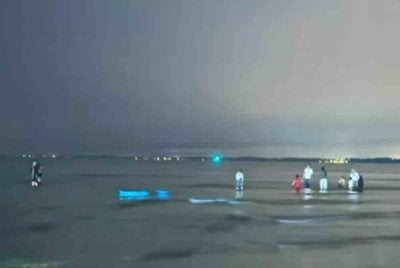  Fenomena cahaya kebiruan atau blue tears yang menghiasi permukaan laut di Pantai Tembeling