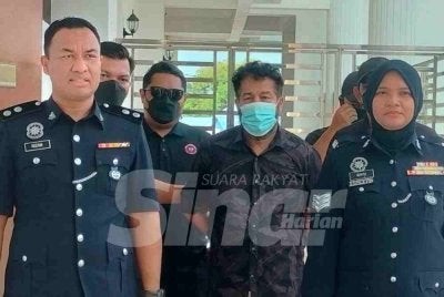 Seorang warga Bangladesh mengaku tidak bersalah di Mahkamah Majistret di sini memiliki 11 pasport milik rakan senegara, Jun lalu.