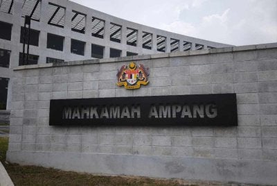Seorang anggota polis berpangkat Koperal mengaku tidak bersalah ke atas 2 pertuduhan melakukan amang seksual fizikal terhadap anak perempuan ketiganya berusia 11 tahun, Mei lalu.