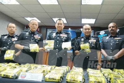 Ab Rahaman (tengah) pada sidang akhbar di IPK Johor pada Rabu.