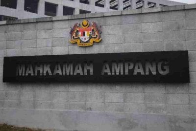 Seorang anggota polis berpangkat koperal sekali lagi dihadapkan ke mahkamah atas pertuduhan membabitkan anak kandungnya apabila didakwa melakukan amang seksual. 