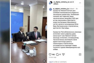Srinivasan dan Madiev (kanan) menandatangani MoU antara Network School dan Kazakhstan.