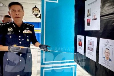 Dennis menunjukkan imej William iaitu saksi yang dicari bagi membantu siasatan sindiket penipuan antarabangsa.