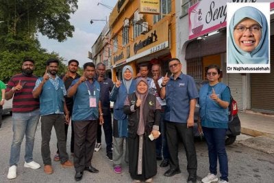 Kumar (tiga dari kiri) menjadi percaturan Pas untuk memperluaskan pengaruh parti khususnya dalam kalangan masyarakat bukan Melayu terutama di DUN Lobak.