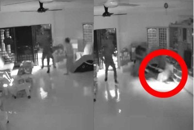 Tangkap layar rakaman video CCTV yang tular menunjukkan warga emas terbaring selepas ditendang suspek.