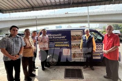 Van Foodbank DMDI yang akan dijadikan pengangkutan utama untuk menghantar kit makanan kepada keluarga memerlukan.