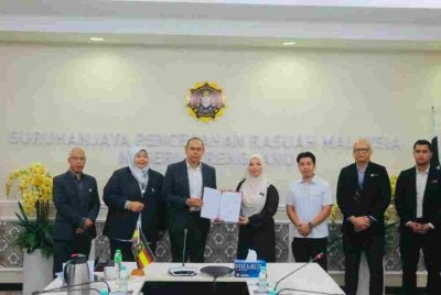 Hazrul Shazreen (tiga dari kiri) menerima Laporan Penambahbaikan Tatakelola yang ditandatangani Safura di Pejabat SPRM Terengganu, di Kuala Terengganu pada Rabu.