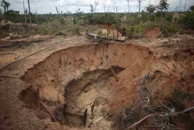Sekurang-kurangnya lima pelombong maut selepas sebuah lombong emas runtuh di Kaunti Narok, barat daya Kenya.