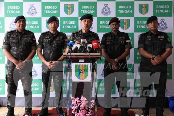 Mohd Yusri (tengah) ketika sidang akhbar selepas Majlis Penutupan Ujian Rentas Halangan JKDNKA 2026 di Lapang Sasar Briged Tengah, PGA pada Rabu.